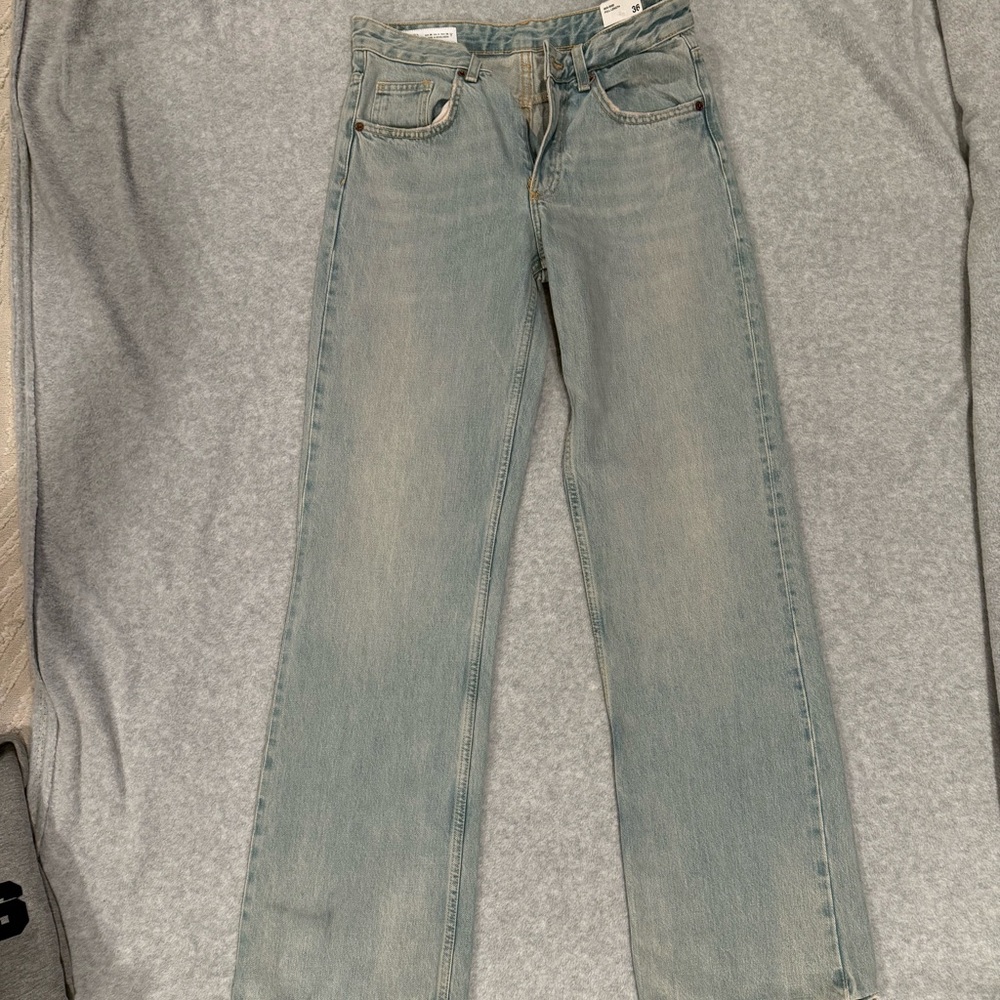 Zara Blue Straight Leg Jeans with Vintage-Inspired Wash